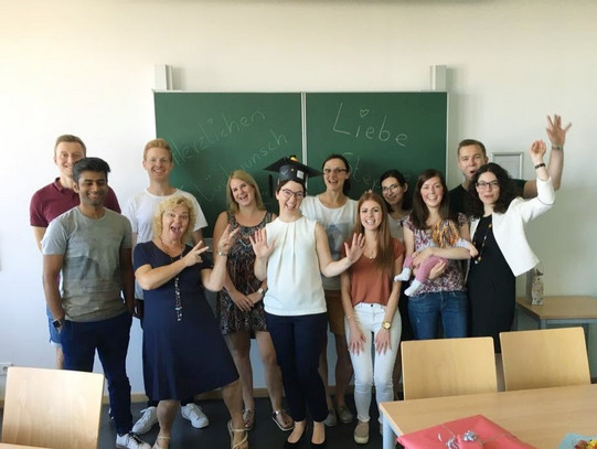 2019 Dr. Stephanie Lenger Foto von Dr. Stephanie Lenger im Kreise ihrer Kolleg*innen unmittelbar nach ihrer Promotion