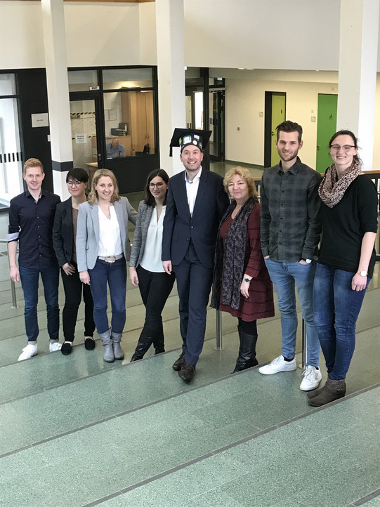 2019 Dr. Daniel Baumeister Foto von Dr. Daniel Baumeister im Kreise seiner Kolleg*innen, unmittelbar nach seiner Promotion