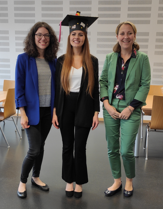 2021 Dr. Konstantina Kapsocavadis Foto von Doktorin Konstantina Kapsocavadis unmittelbar nach ihrer Promotion
