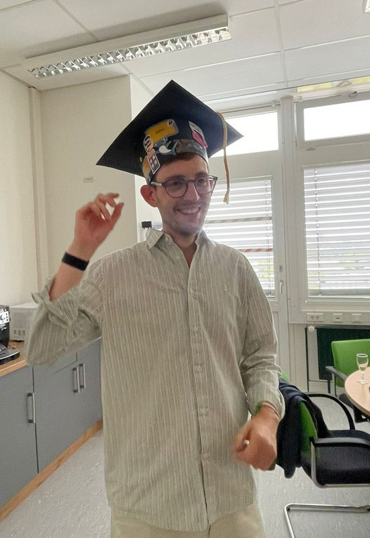 2026 Dr. Björn Seeck Foto von Doktor Björn Seeck unmittelbar nach seiner Promotion
