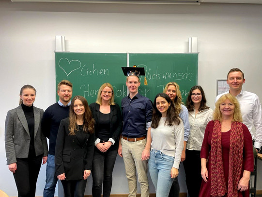 2024 Dr. Christian Beer Foto von Doktor Christian Beer und KollegInnen unmittelbar nach seiner Promotion