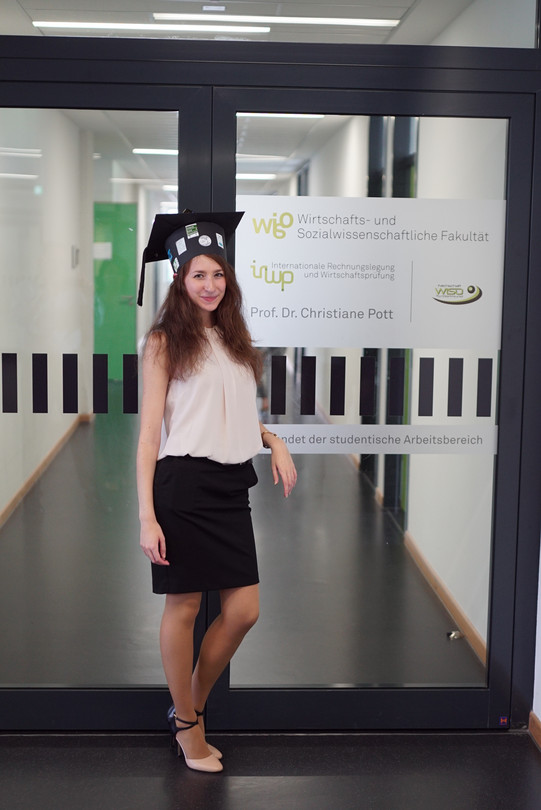 2017 Dr. Anastasia Bosinius Foto von Doktorin Anastasia Bosinius unmittelbar nach ihrer Promotion