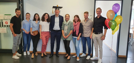 2022 Dr. Alexander Nolte Foto von Doktor Alexander Nolte und Team-IRWP unmittelbar nach seiner Promotion