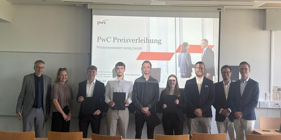 PwC-Preis_WS25-26 Foto von Prof. Dr. Andreas Hoffjan, Prof. Dr. Christiane Pott (TU Dortmund) Nils Wenzel, Arne Dornemann, Jonas Weißbauer, Lilly Koch (Preisträger*innen) Malte Krewinkel, Jan Birkner, Lennart Kreyßing (PwC)